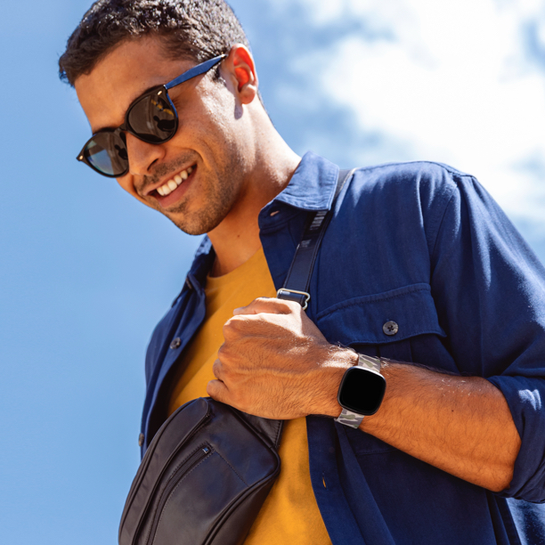 Fitbit Versa 3 - Smartwatch per benessere e forma fisica con GPS integrato,  rilevazione continua del battito cardiaco, Ref. 0811138039776